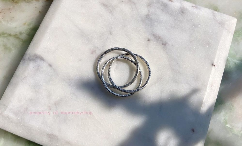 silberner Fidget-Ring aus drei verbundenen Ringen